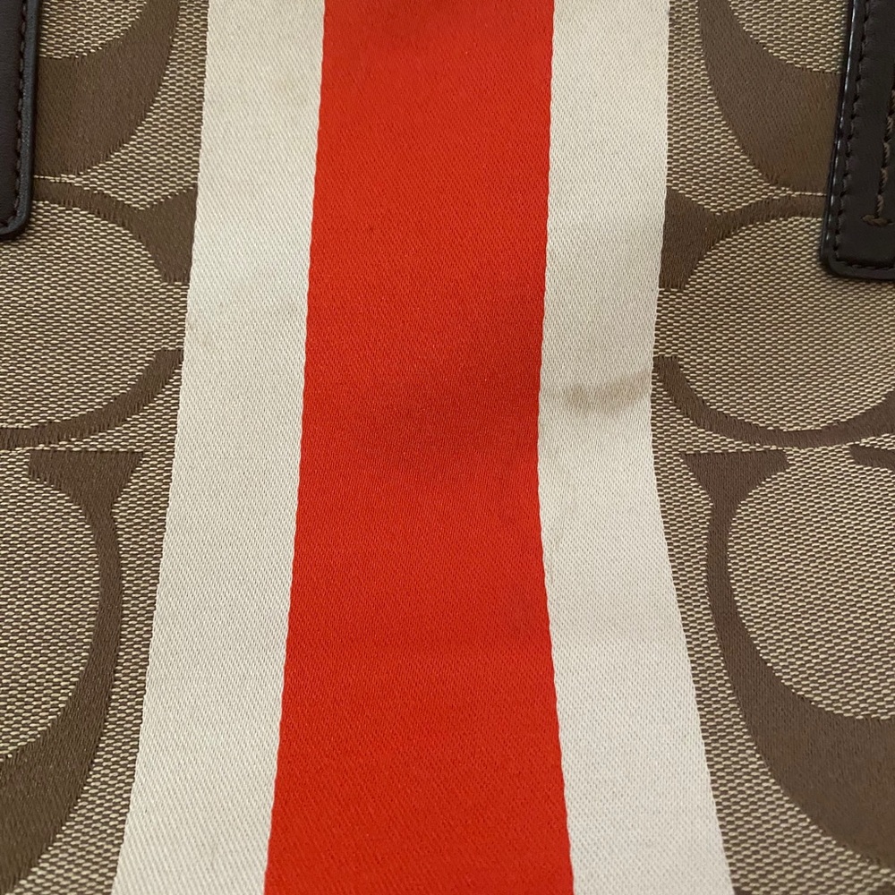 Signature Coach Bag - Picture 8 of 9